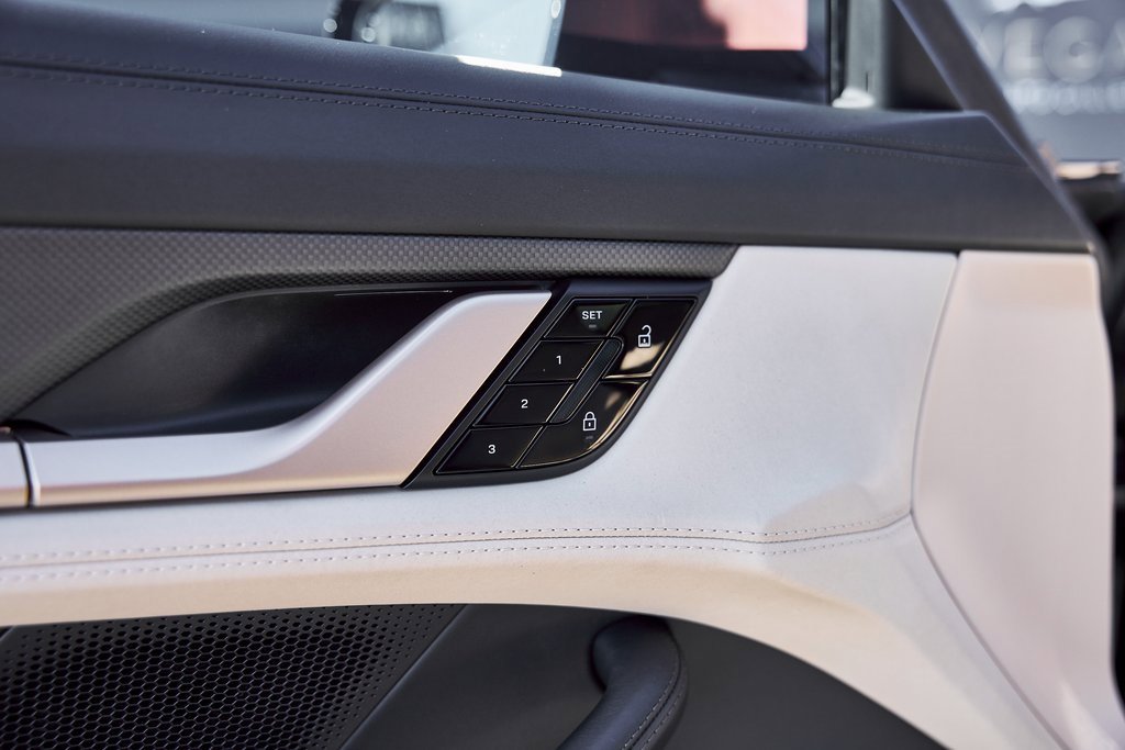 Used 2020 Porsche Taycan Turbo S image 36