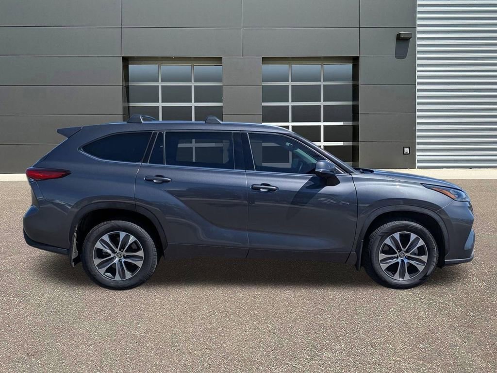 Used 2020 Toyota Highlander XLE AWD/4WD image 4