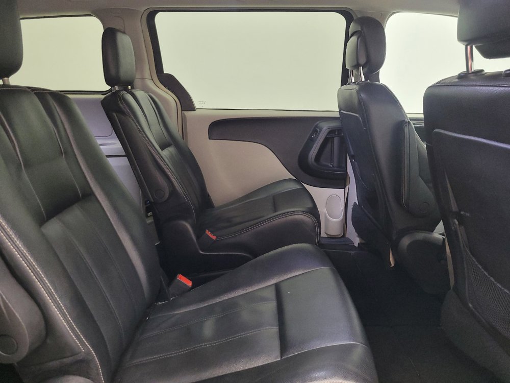 Used 2016 Chrysler Town & Country Touring FWD image 19