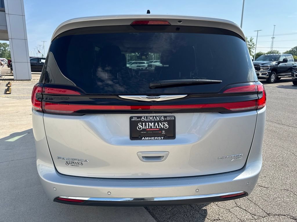 Used 2023 Chrysler Pacifica Limited AWD/4WD image 6