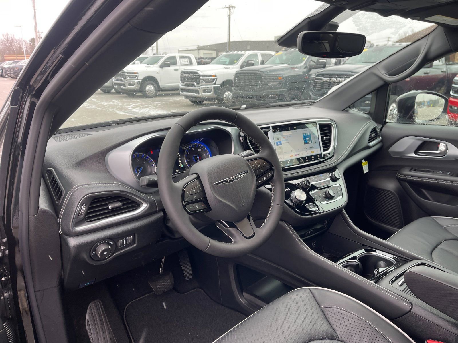 New 2026 Chrysler Pacifica Limited w/ Uconnect Theater Family Group image 10