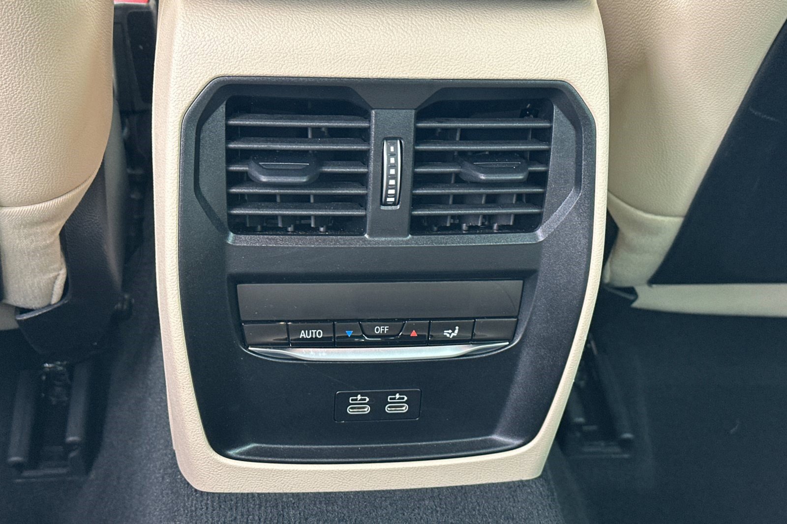 Used 2025 BMW 330i Sedan w/ Premium Package image 16