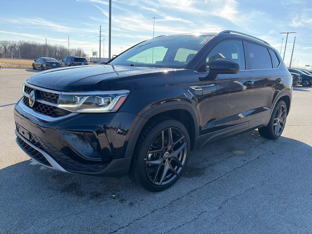 Used 2022 Volkswagen Taos SEL image 3