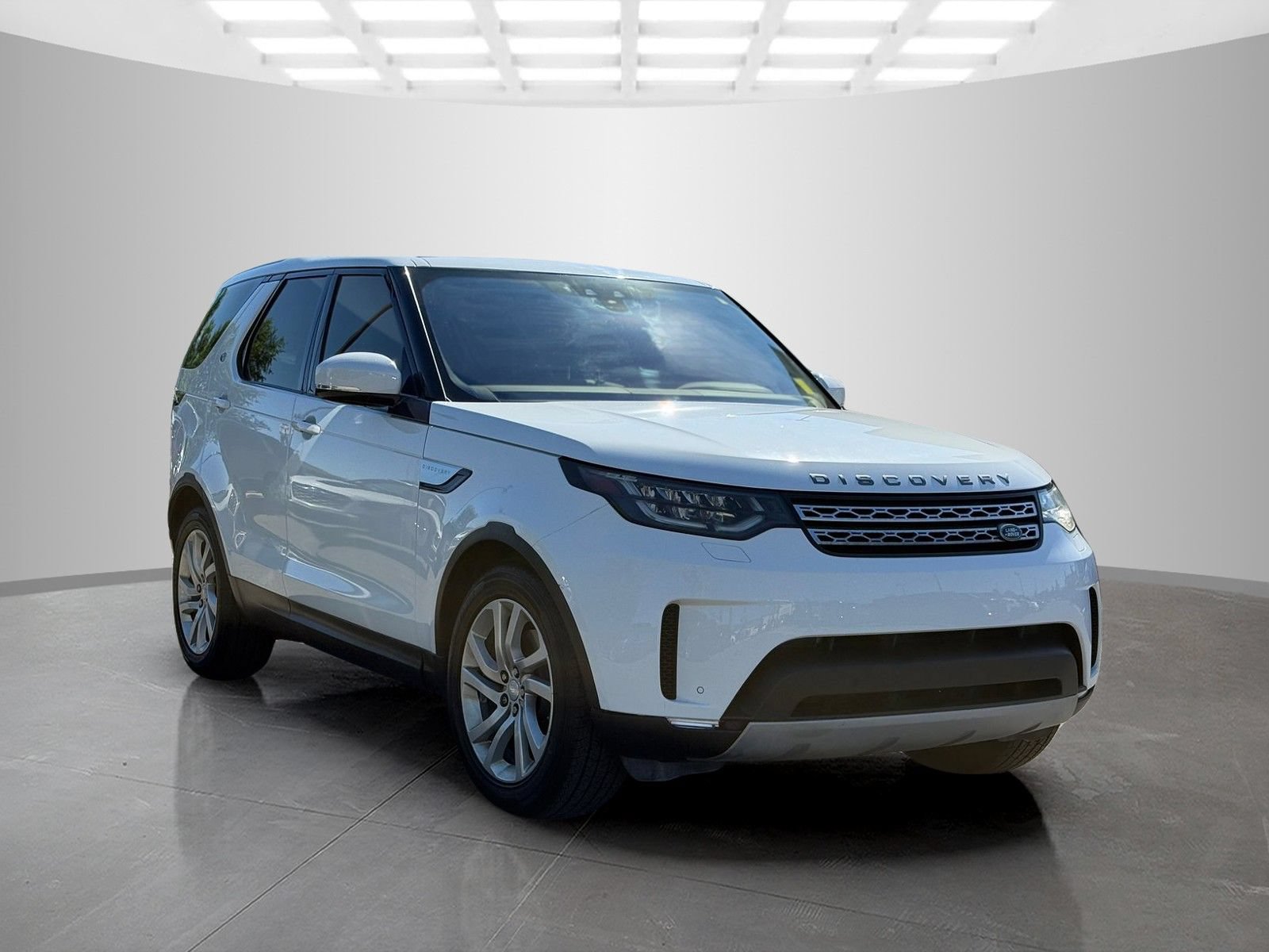 Used 2017 Land Rover Discovery HSE AWD/4WD image 3