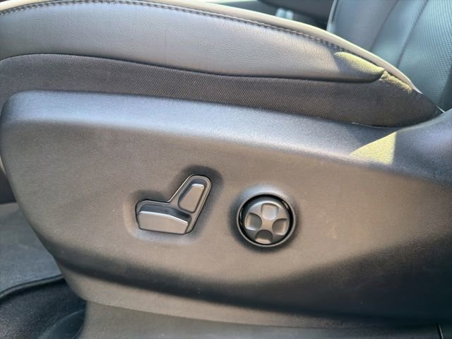 Used 2026 Chrysler Pacifica Limited FWD image 16