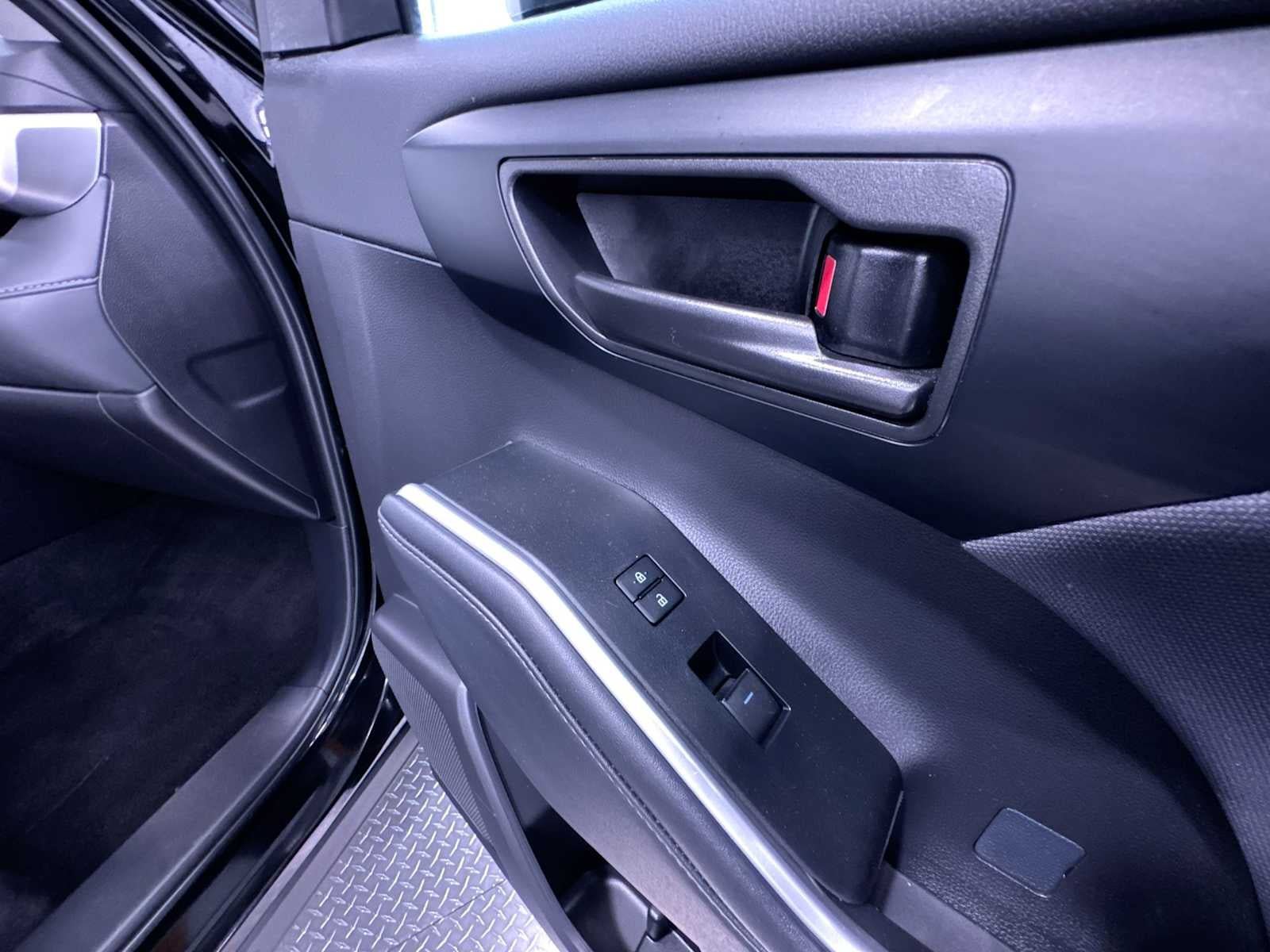 Used 2025 Toyota Highlander LE FWD image 35