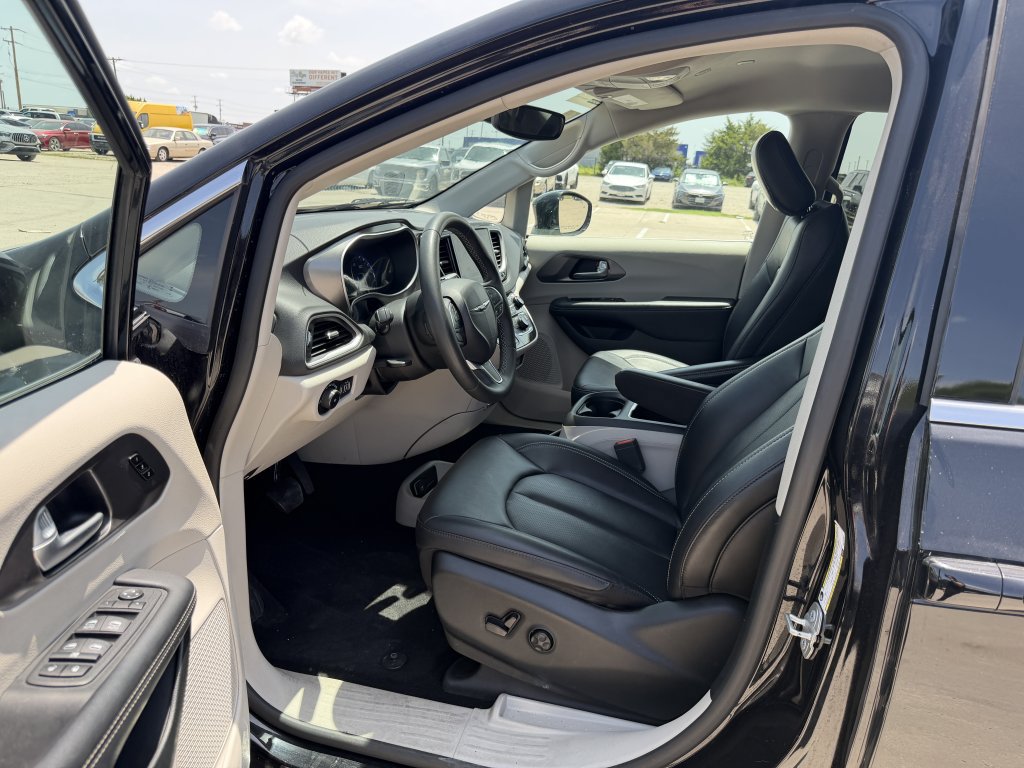 Used 2024 Chrysler Pacifica Touring-L FWD image 19