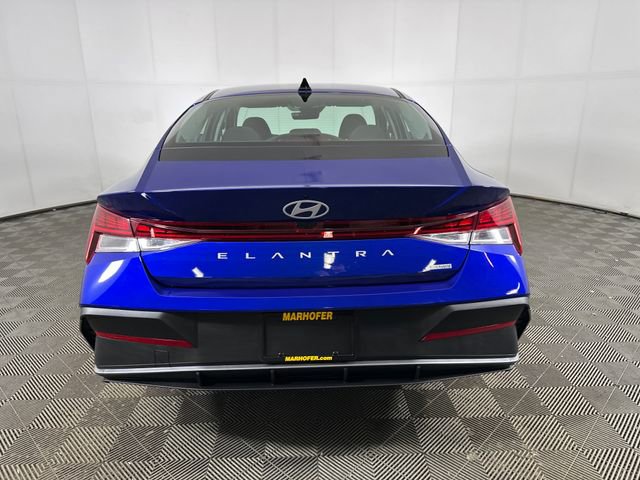 Used 2025 Hyundai Elantra Blue image 4
