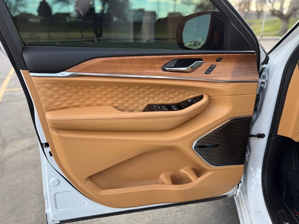 Used 2024 Jeep Grand Cherokee Summit image 9