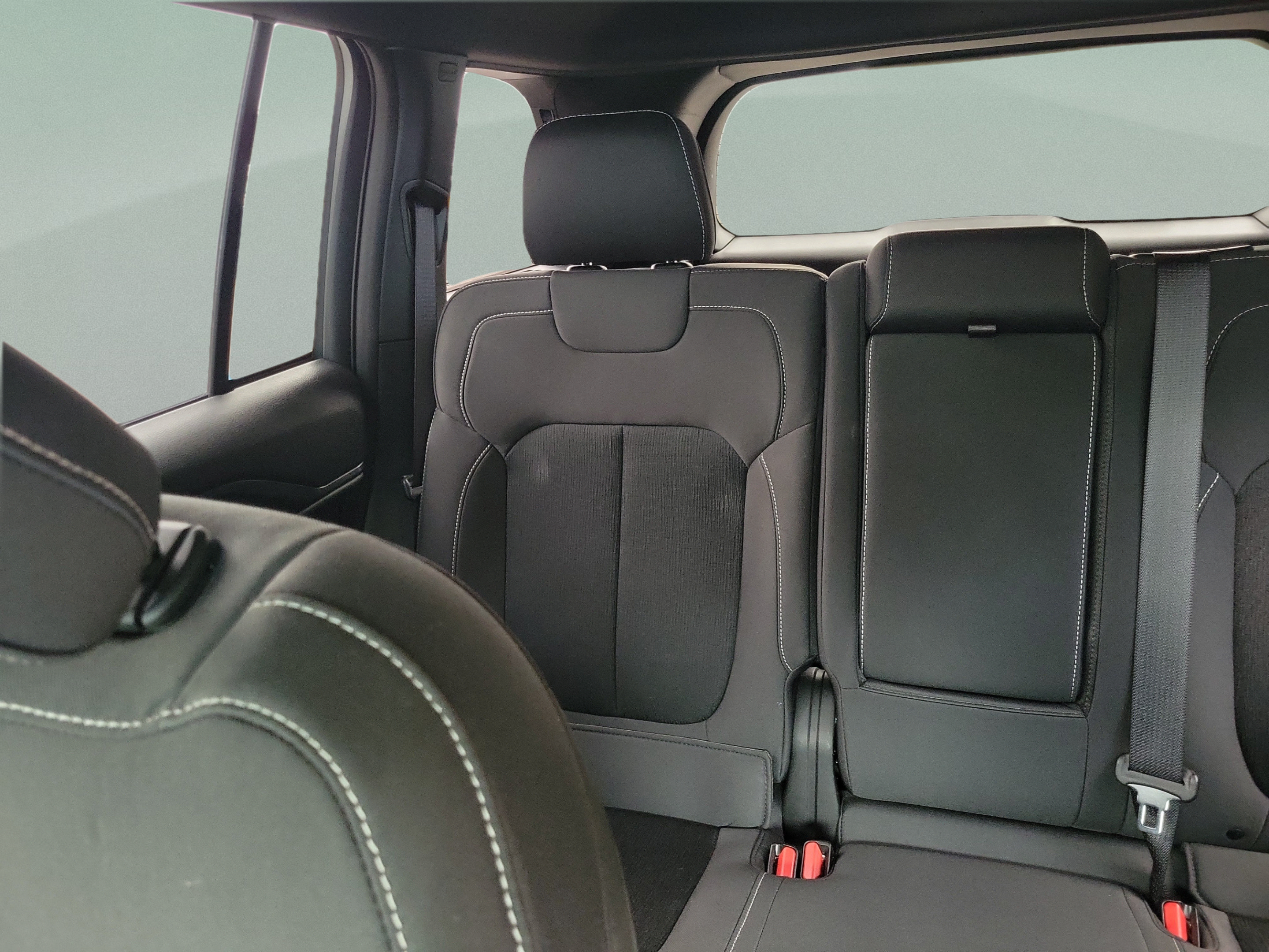Used 2025 Jeep Grand Cherokee Laredo X RWD image 8