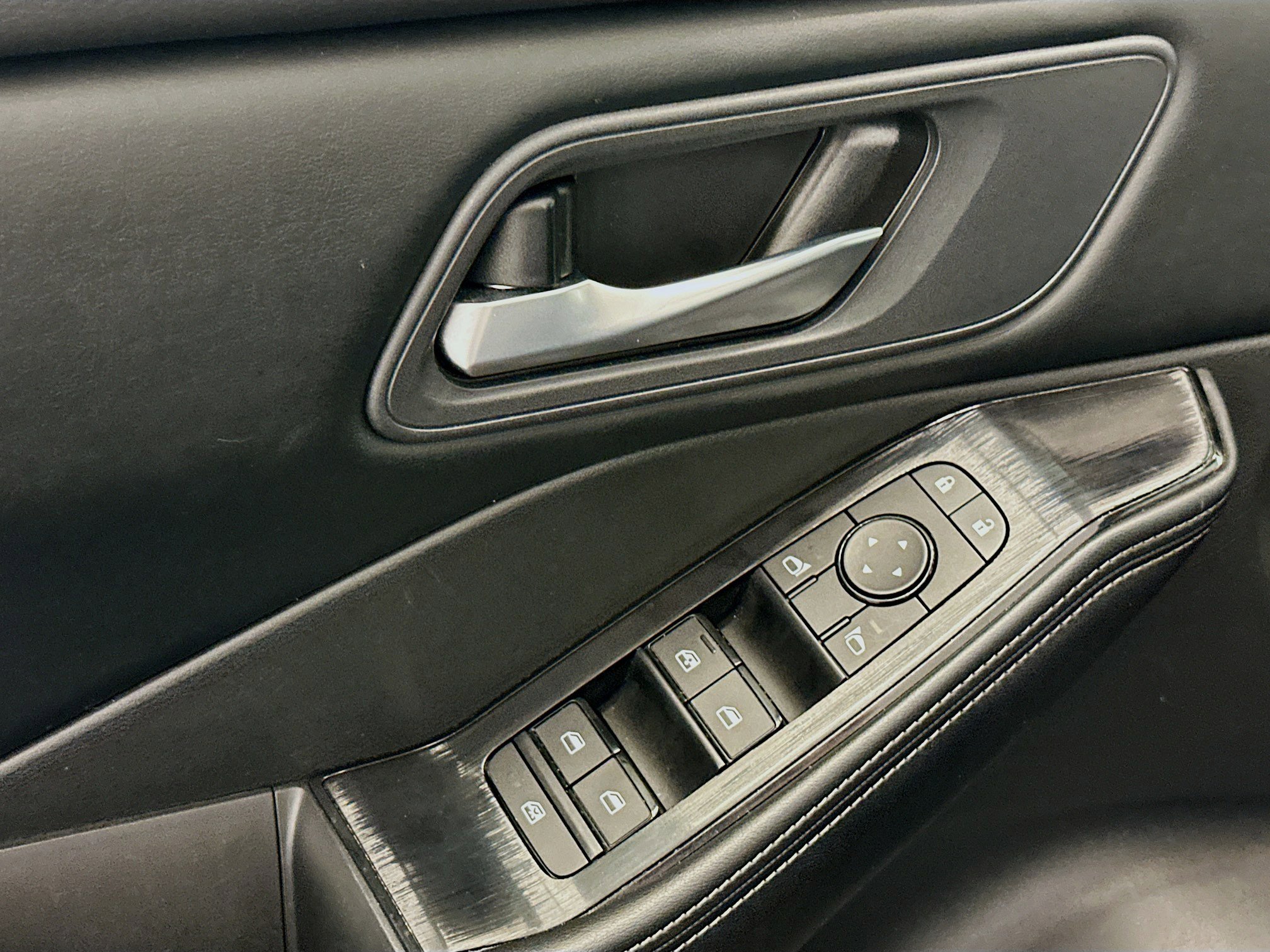 Used 2025 Nissan Rogue SV image 15