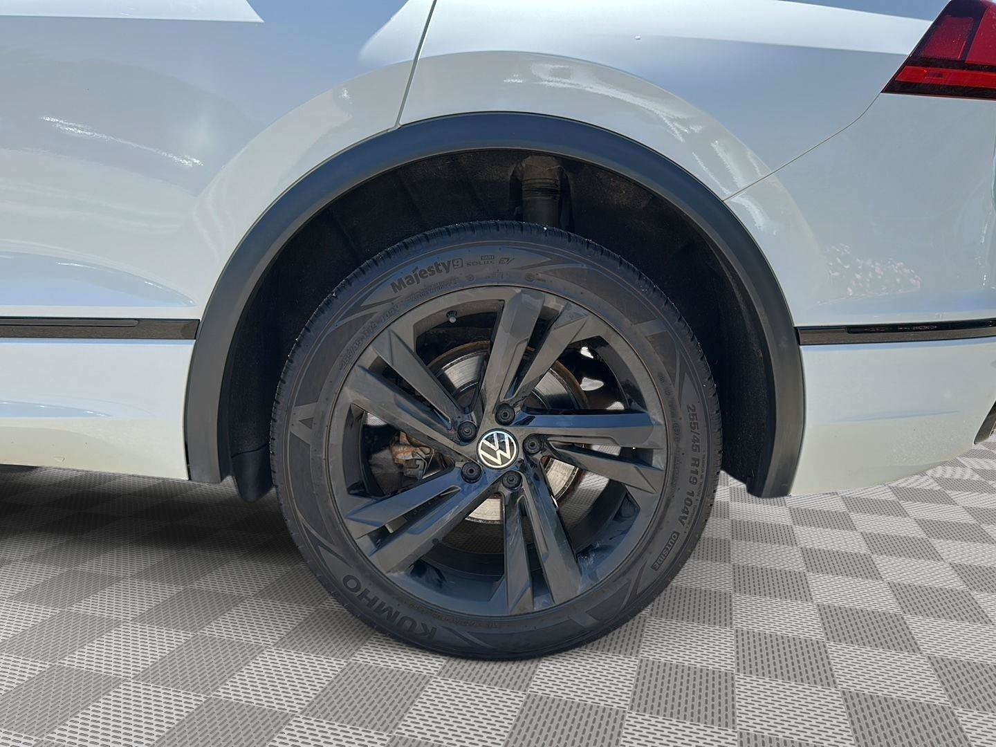 Used 2022 Volkswagen Tiguan SE R-Line AWD/4WD image 10