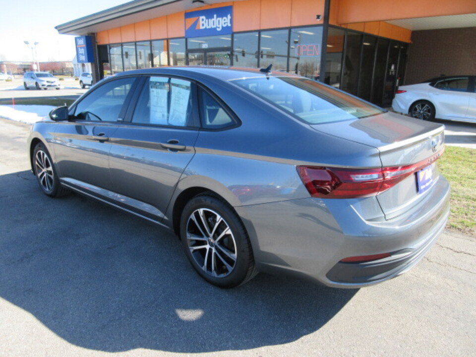 Used 2025 Volkswagen Jetta Sport image 3