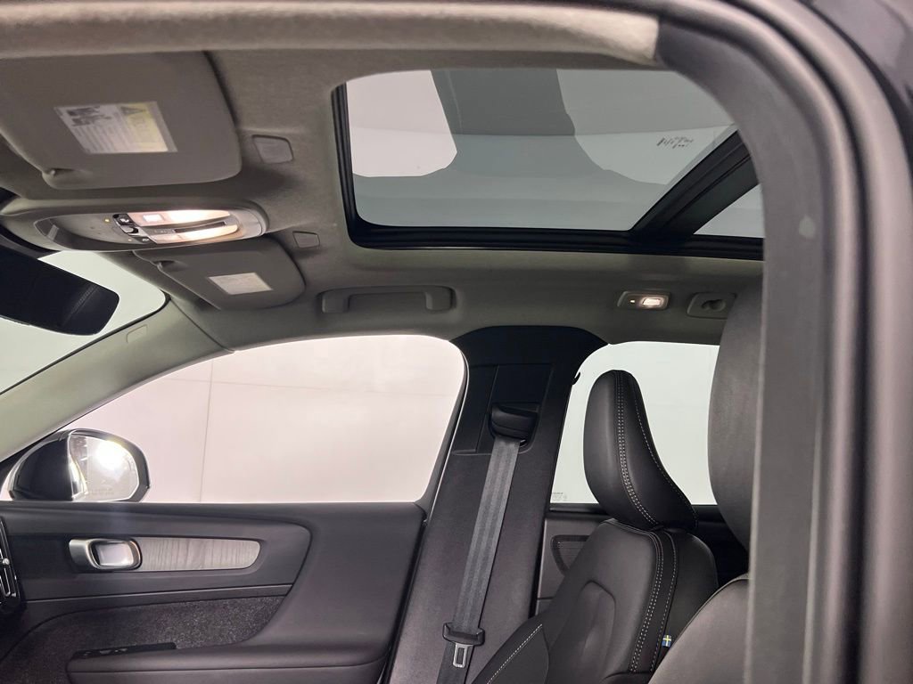 Used 2025 Volvo XC40 B5 Plus image 24
