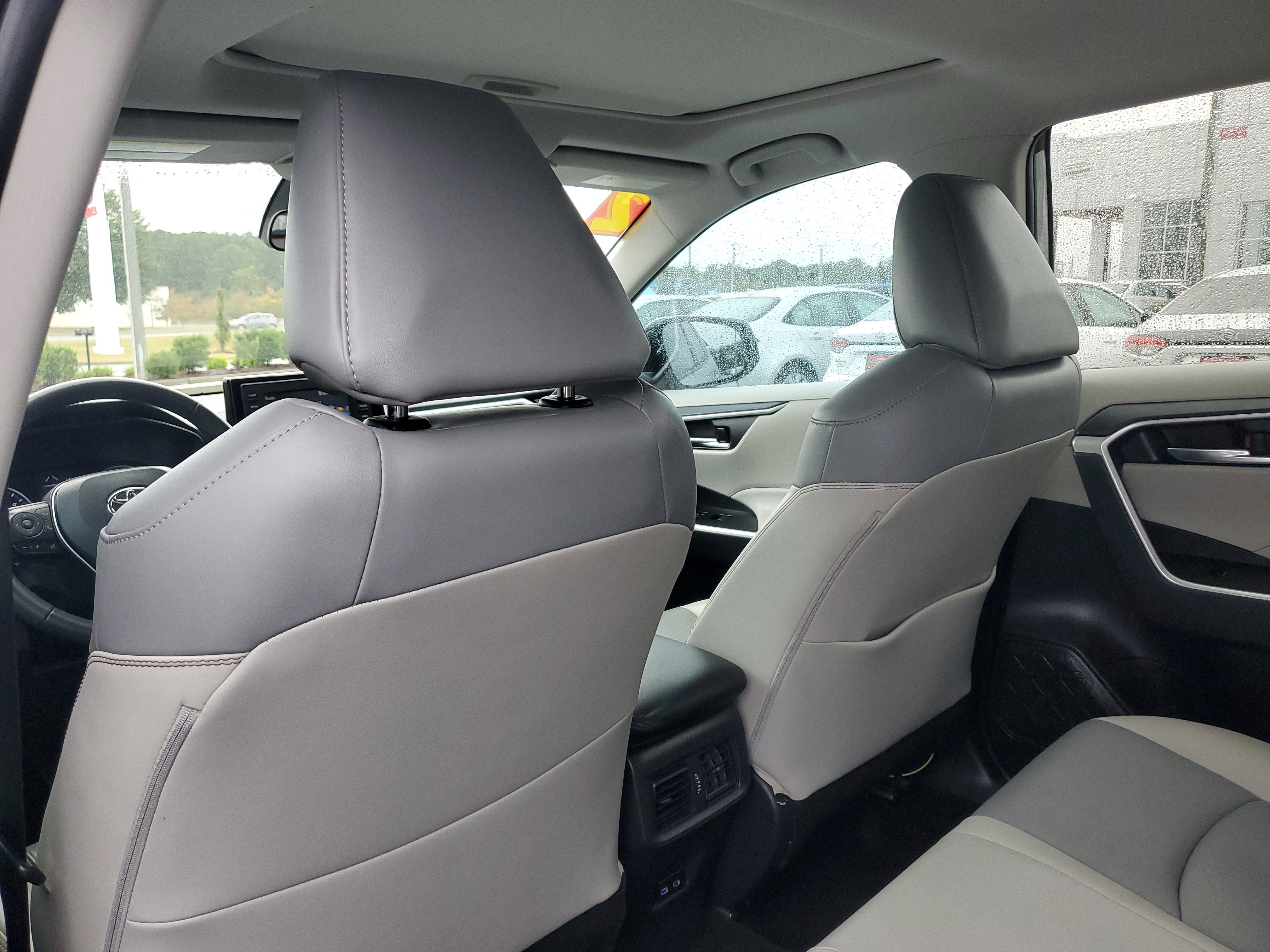 Used 2022 Toyota RAV4 XLE Premium image 11