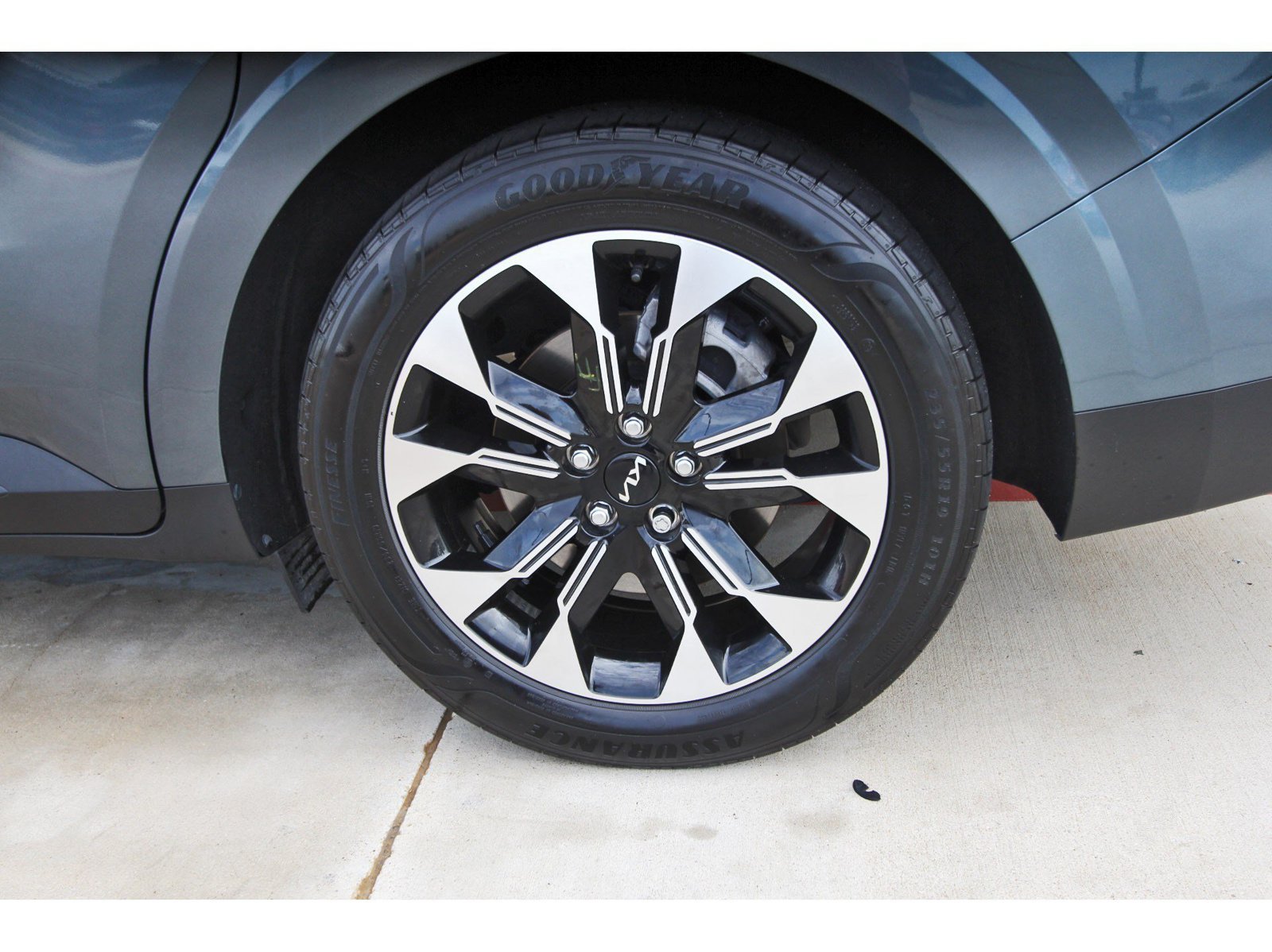 Used 2024 Kia Carnival EX FWD image 32