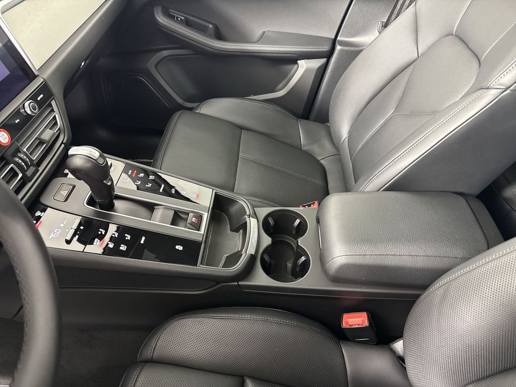Certified 2025 Porsche Macan image 31