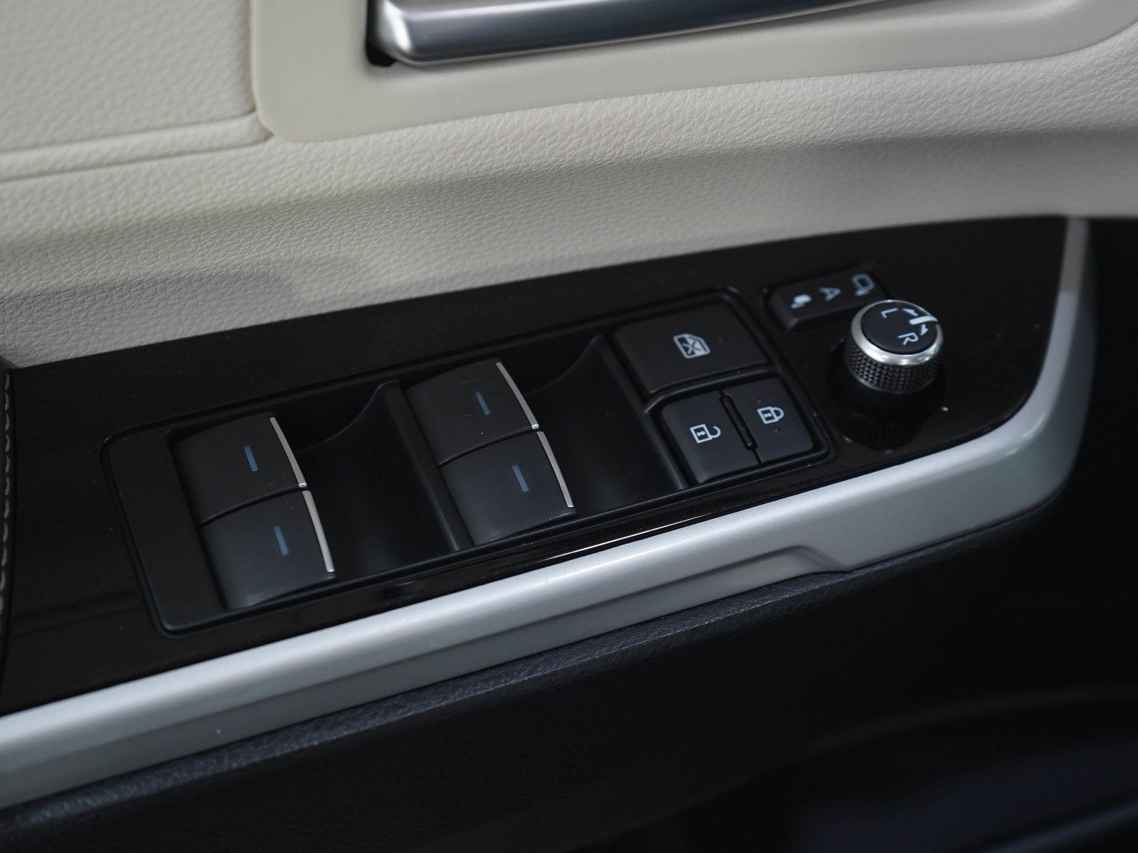 Used 2026 Toyota Sienna Platinum AWD/4WD image 24