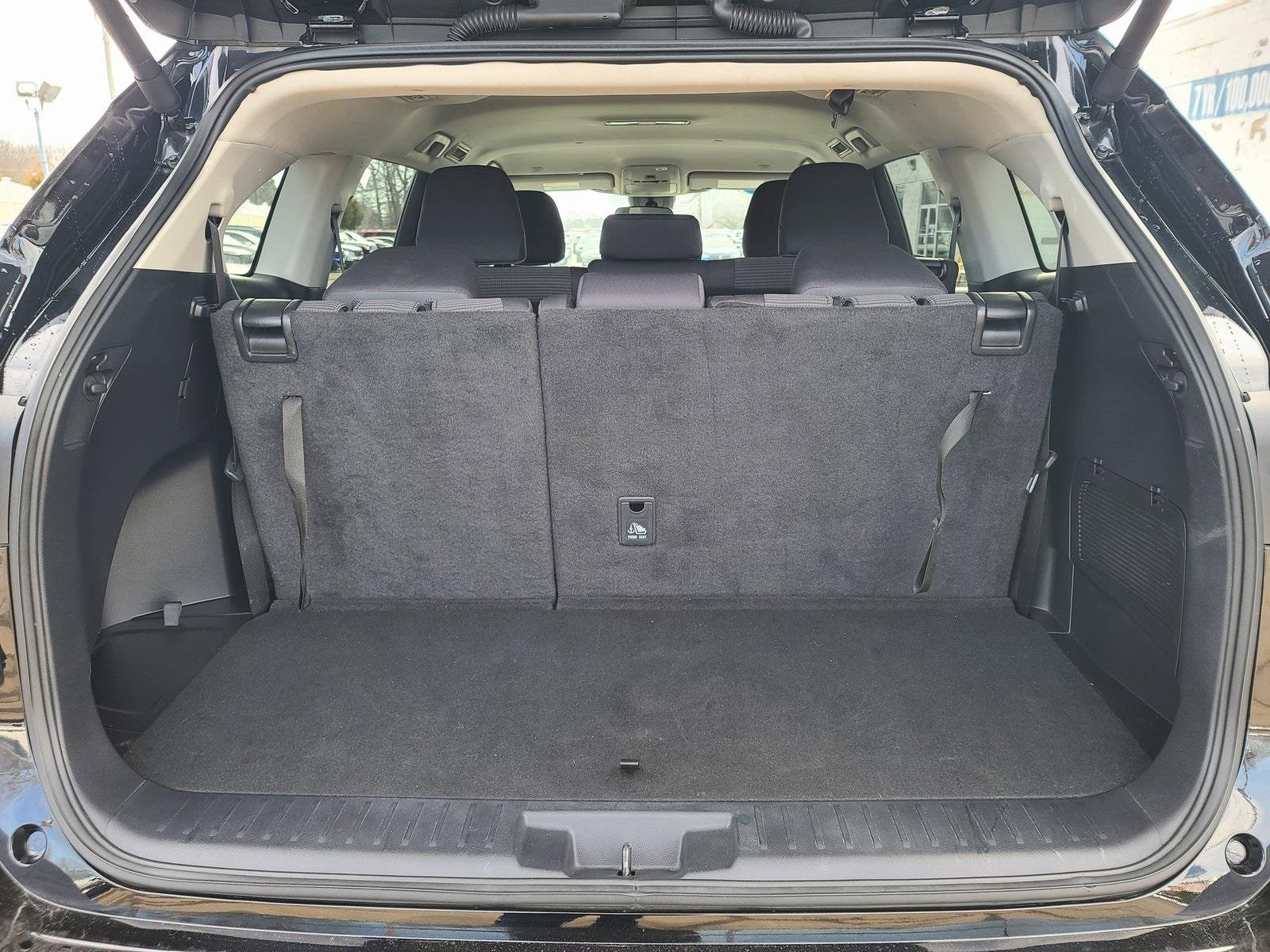 Used 2024 Toyota Highlander LE image 4