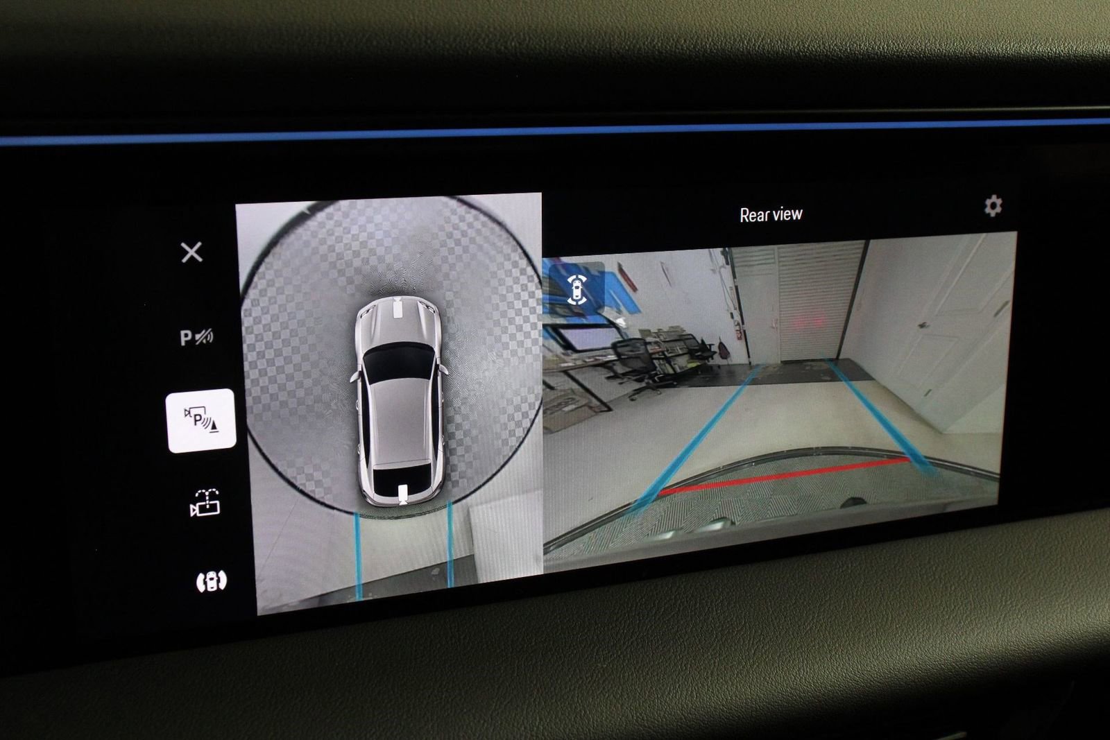 Certified 2025 Porsche Macan Electric RWD image 17