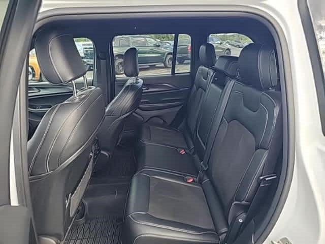 Used 2023 Jeep Grand Cherokee Altitude AWD/4WD image 8