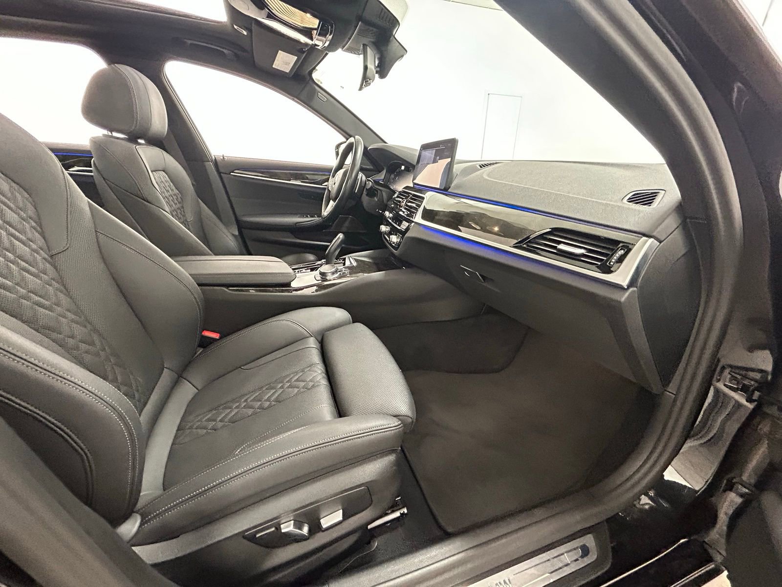 Used 2023 BMW 540i xDrive w/ Premium Package image 40