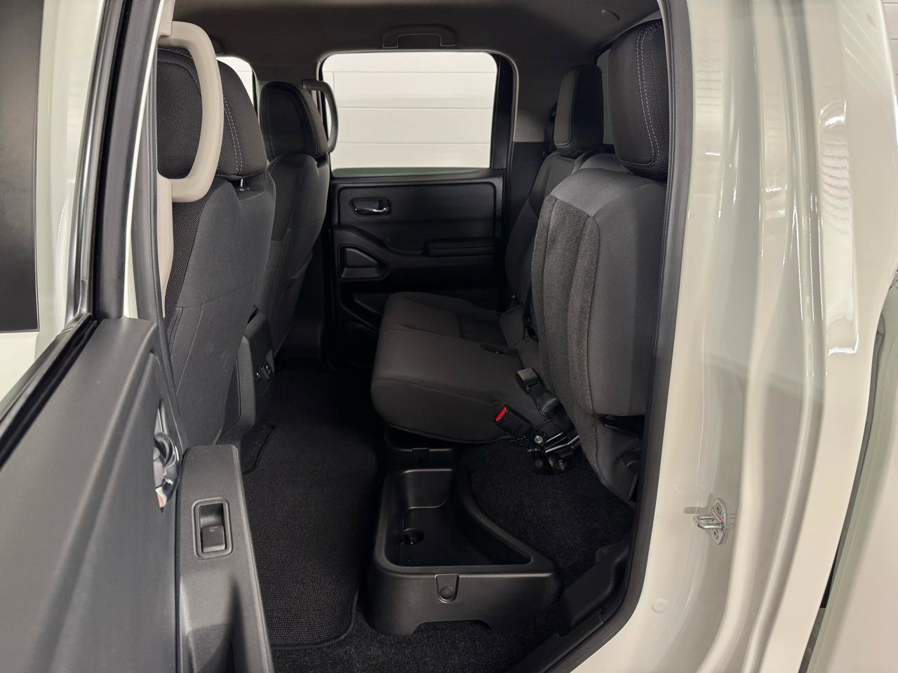 Used 2025 Nissan Frontier SV w/ SV Convenience Package image 27