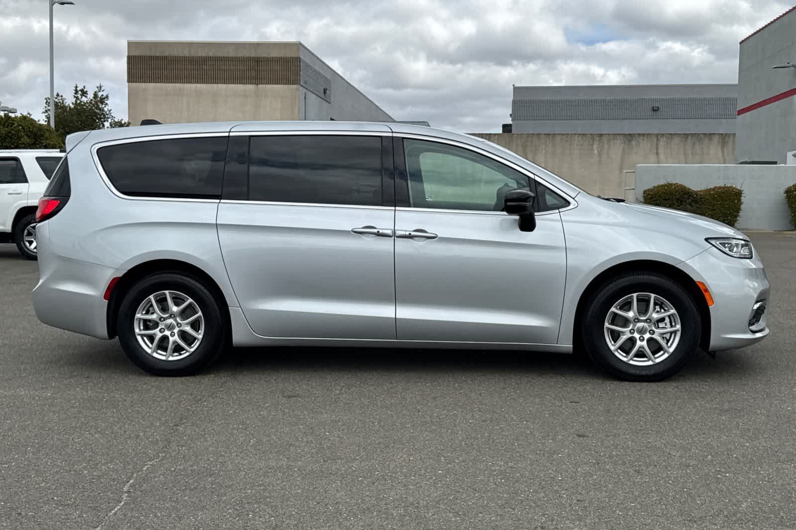 Used 2024 Chrysler Pacifica Touring-L FWD image 6