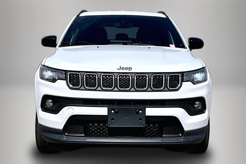 Used 2024 Jeep Compass Latitude AWD/4WD image 2