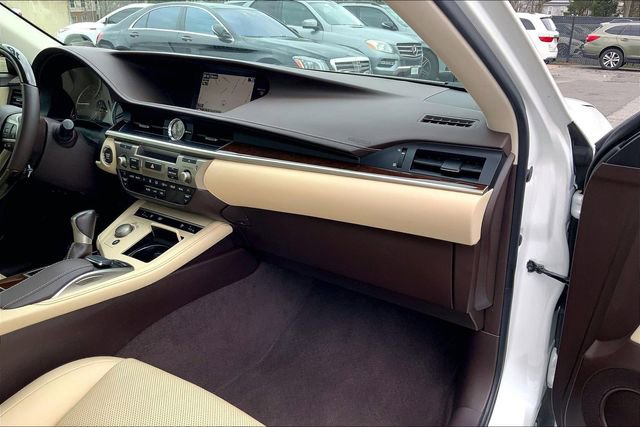 Used 2016 Lexus ES 350 350 w/ Luxury Package w/Wood Trim image 15