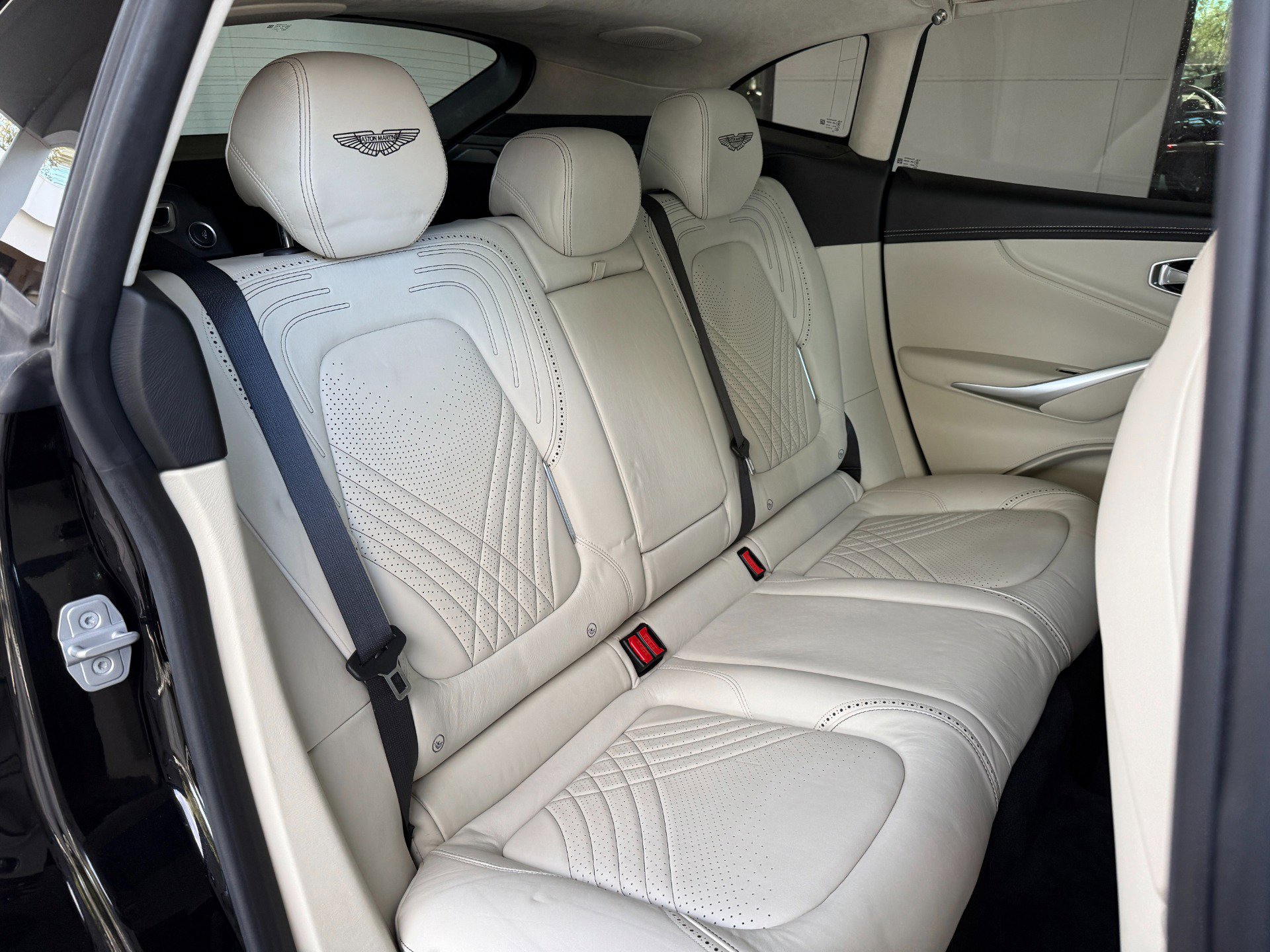 Used 2021 Aston Martin DBX image 31