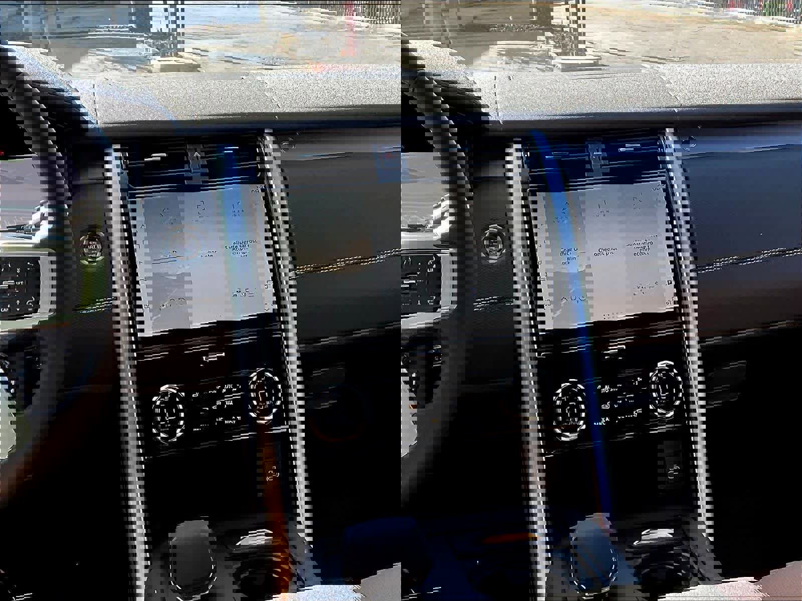 New 2025 Land Rover Discovery Dynamic SE image 9