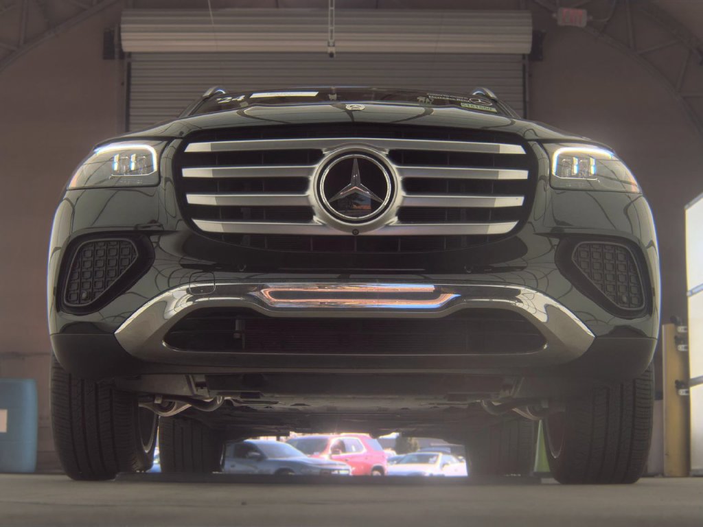 Used 2024 Mercedes-Benz GLS 450 4MATIC image 2