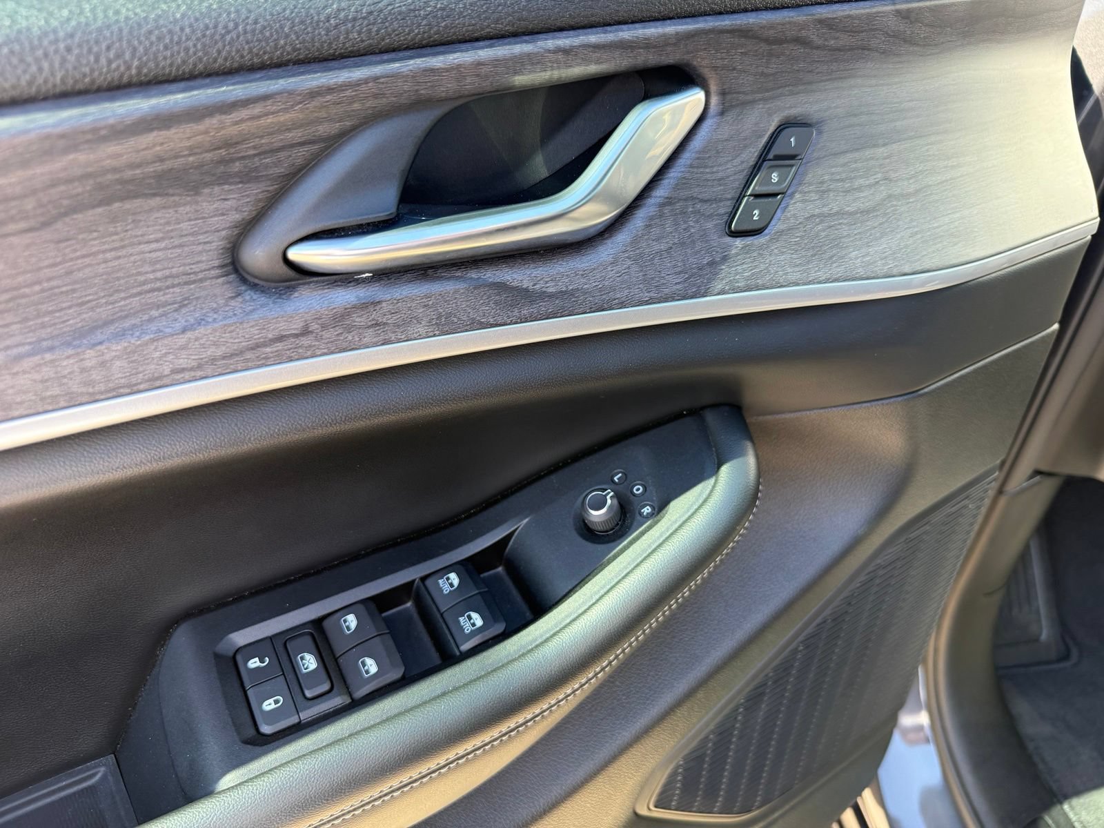Used 2024 Jeep Grand Cherokee Limited w/ Luxury Tech Group II AWD/4WD image 12