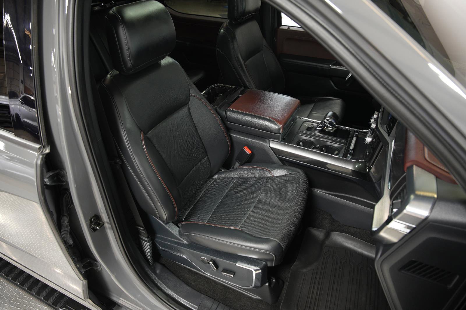 Used 2021 Ford F150 Lariat w/ Max Trailer Tow Package image 14