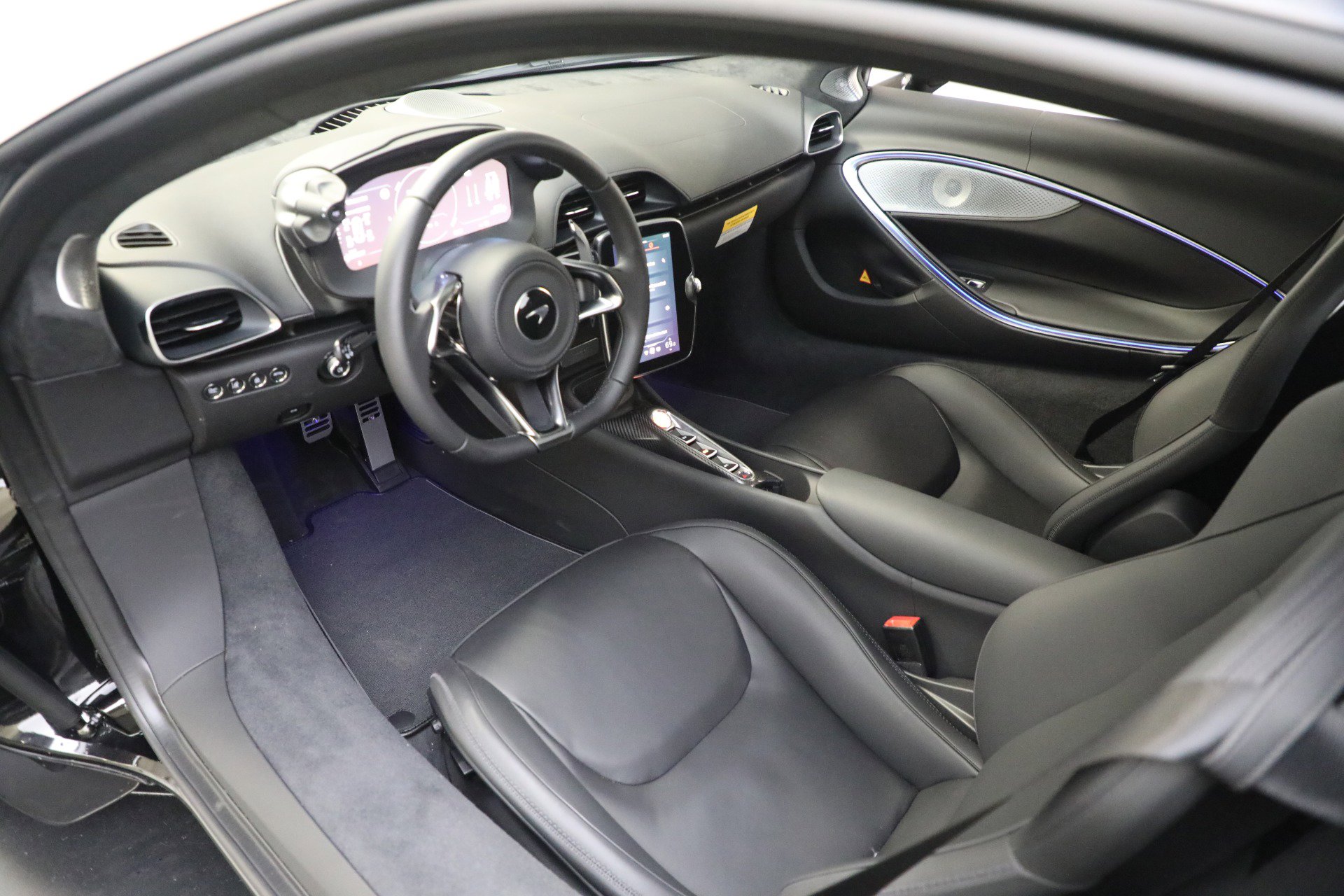 Used 2025 McLaren Artura image 20