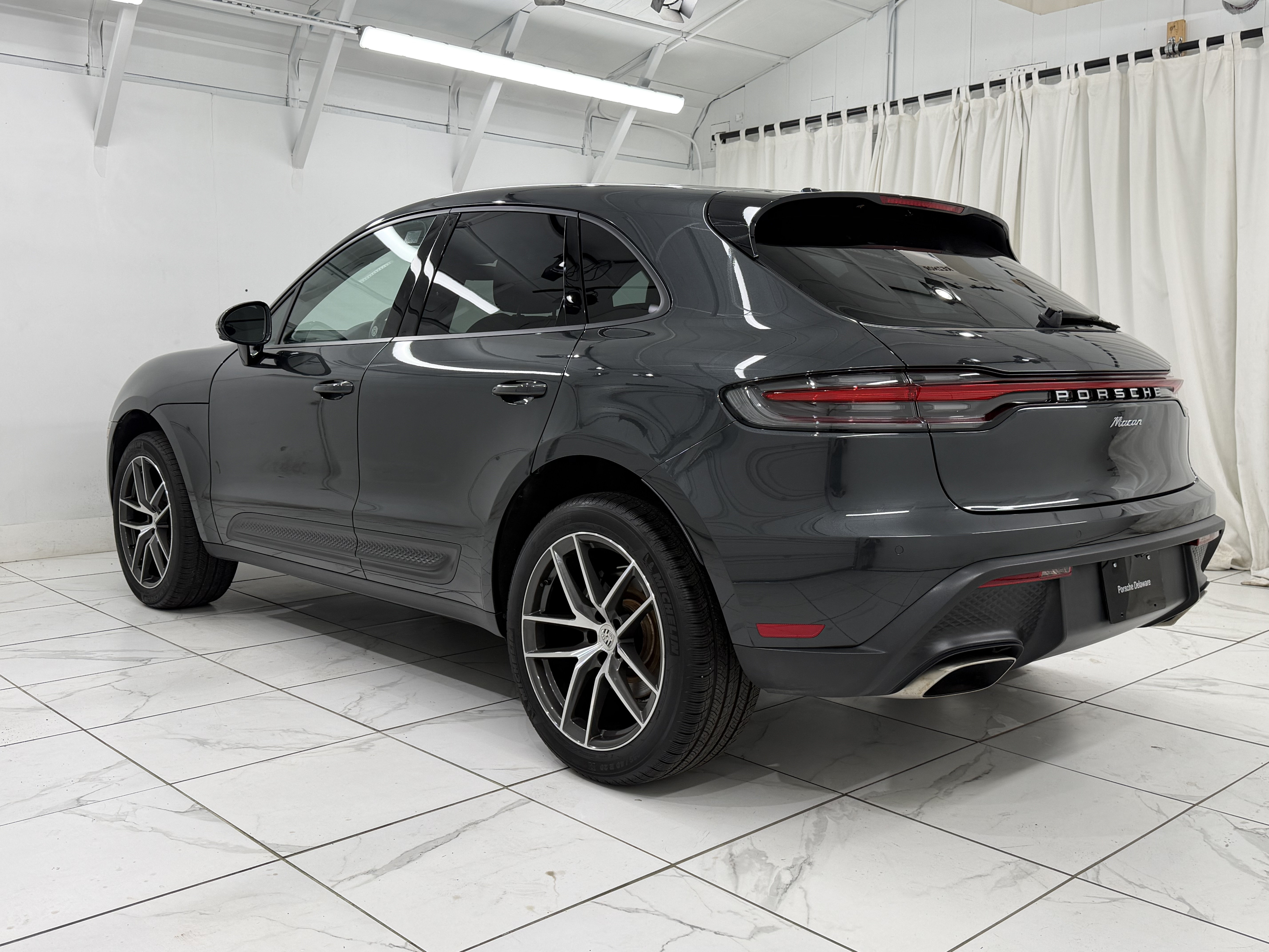 Certified 2024 Porsche Macan AWD/4WD image 3