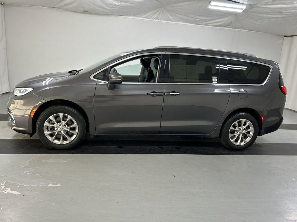 Used 2021 Chrysler Pacifica Touring-L image 6