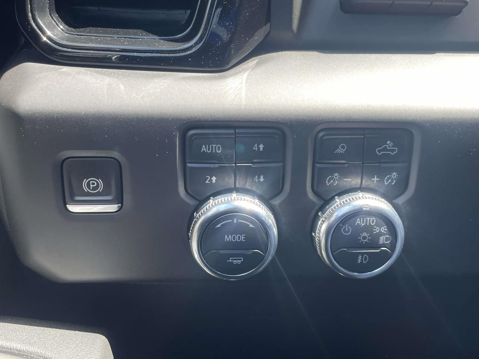 Used 2024 GMC Sierra 1500 AT4 w/ Technology Package AWD/4WD image 25