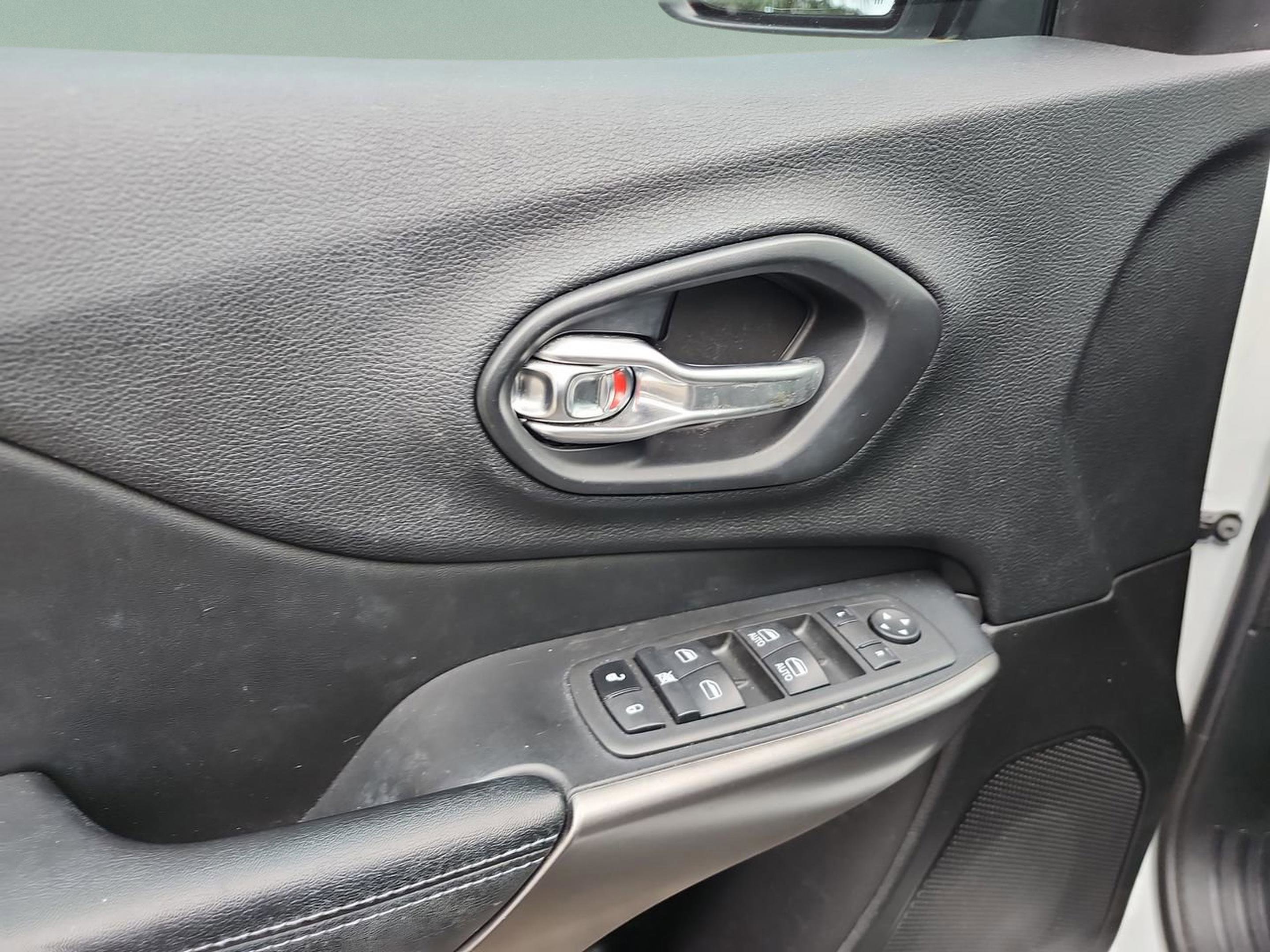 Used 2020 Jeep Cherokee Latitude Plus w/ Comfort/Convenience Group image 16