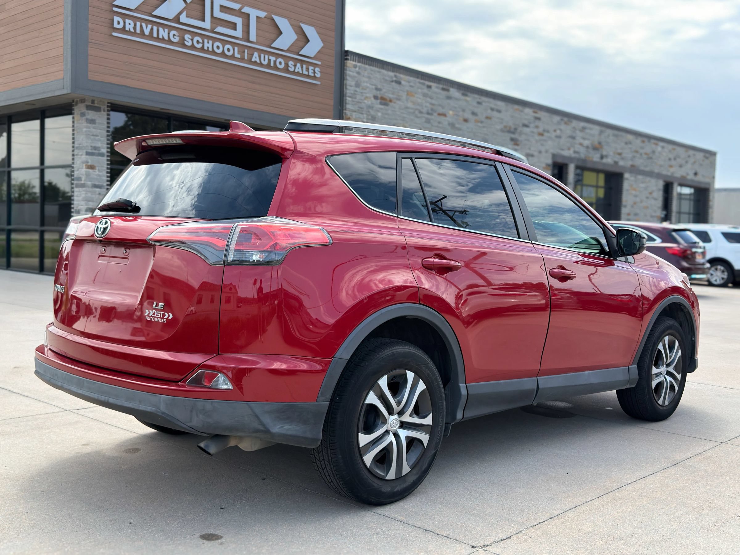 Used 2017 Toyota RAV4 LE FWD image 8