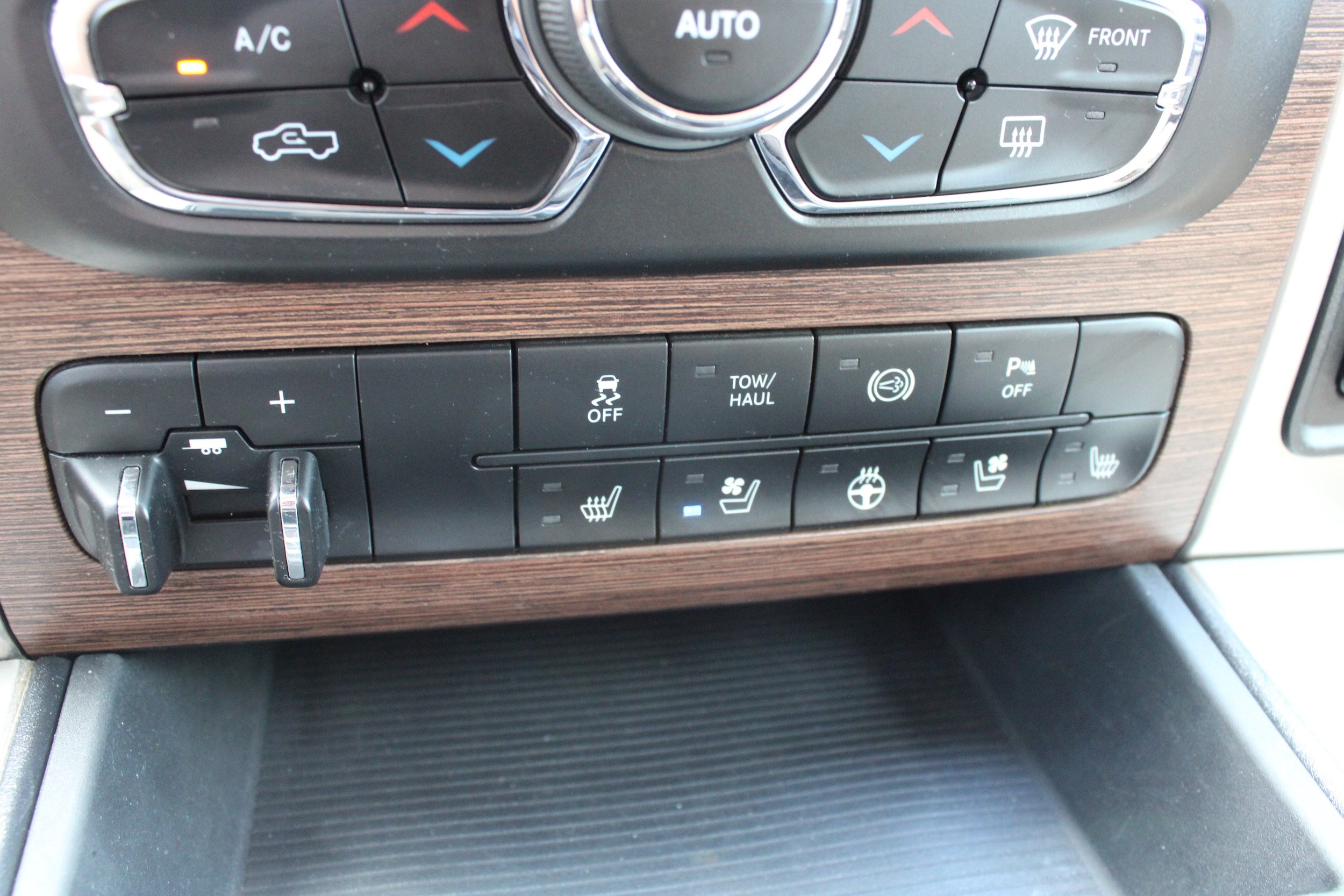 Used 2014 RAM 3500 Laramie w/ Convenience Group RWD image 26