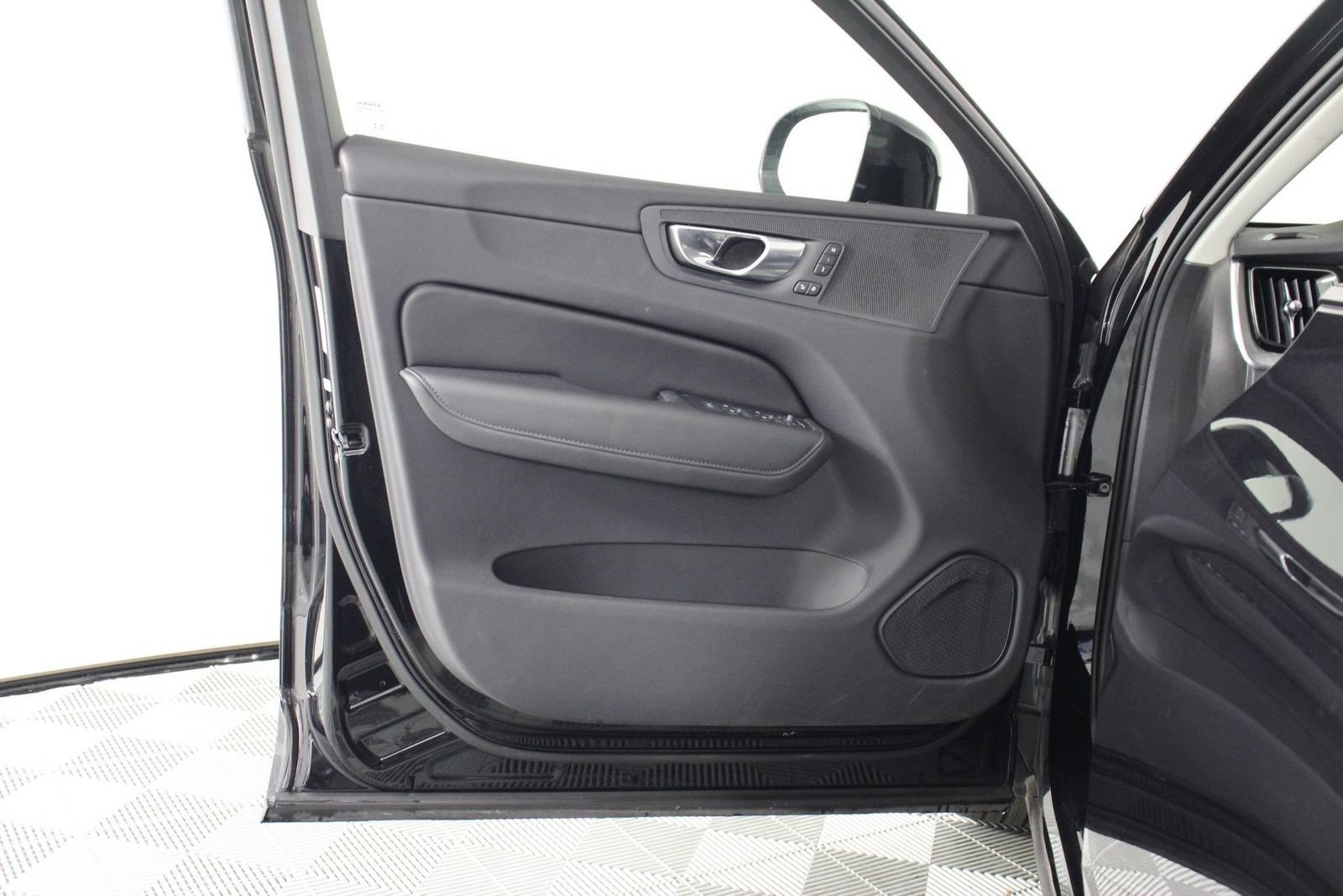 Certified 2025 Volvo XC60 B5 Plus AWD/4WD image 17