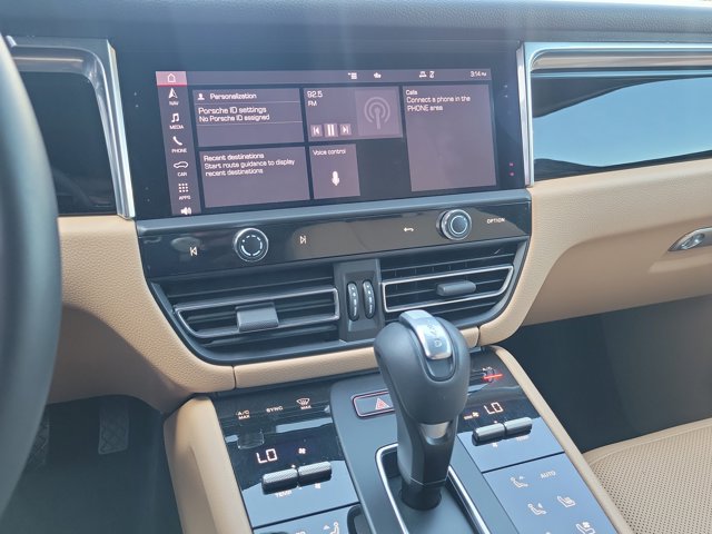 Certified 2025 Porsche Macan AWD/4WD image 31