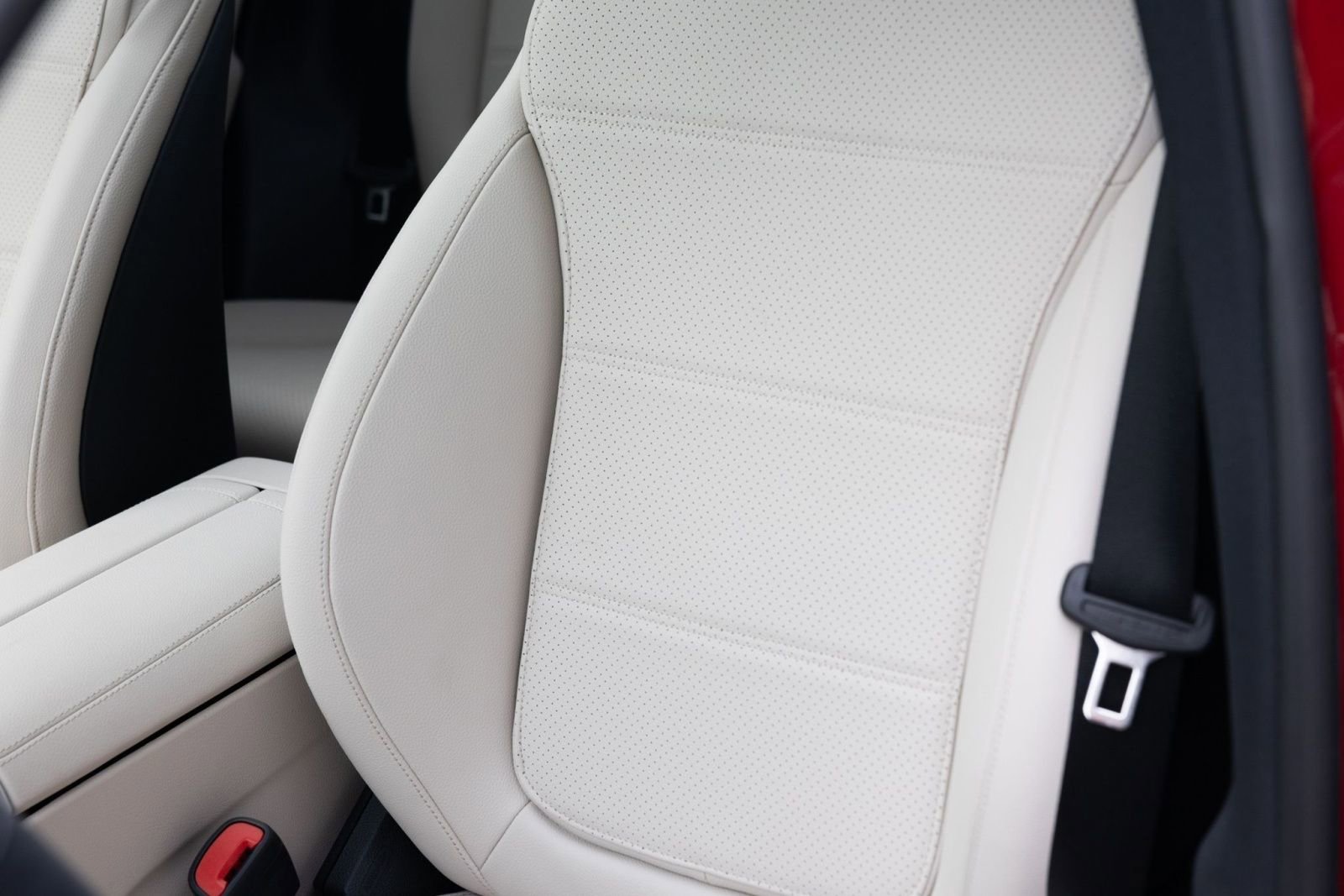 Used 2025 Mercedes-Benz GLC 300 4MATIC image 11