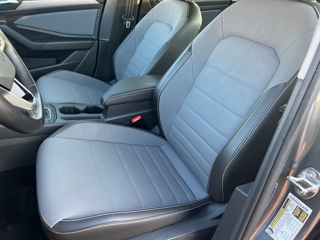 Used 2025 Volkswagen Jetta SE FWD image 11
