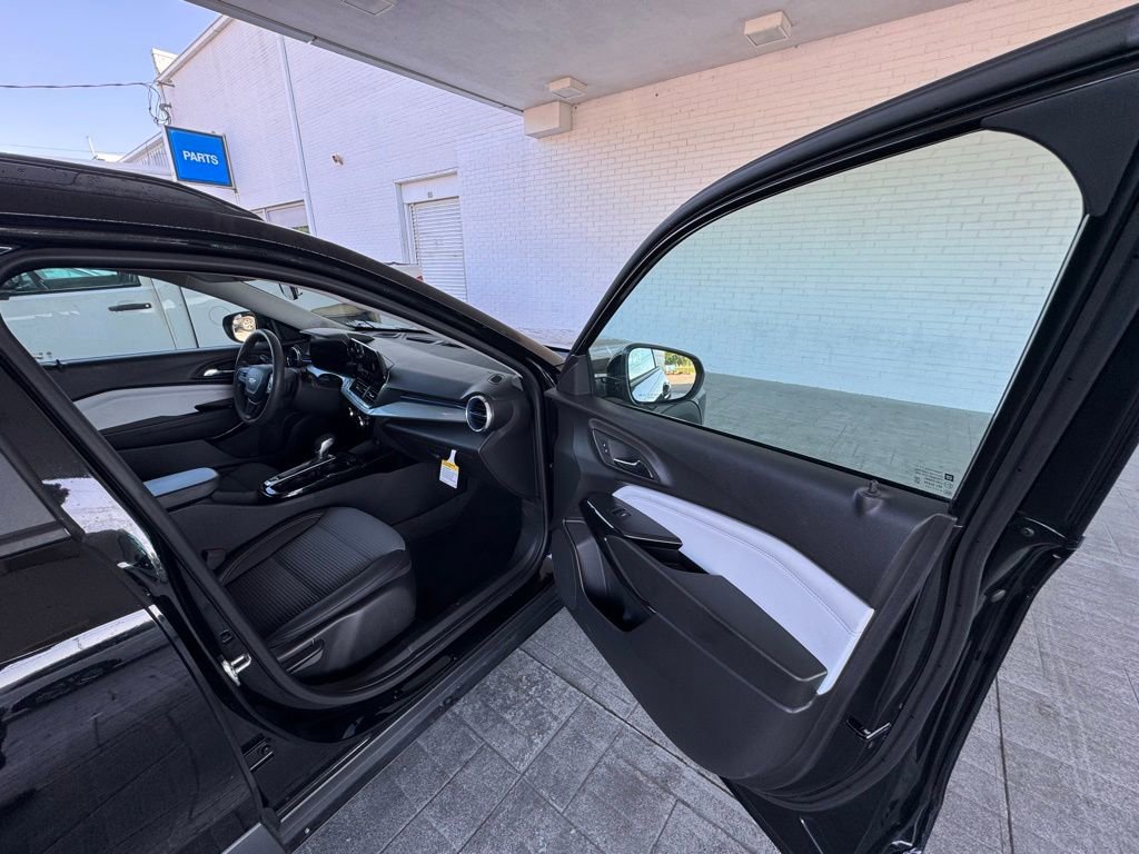 Used 2025 Chevrolet Trax LT FWD image 14