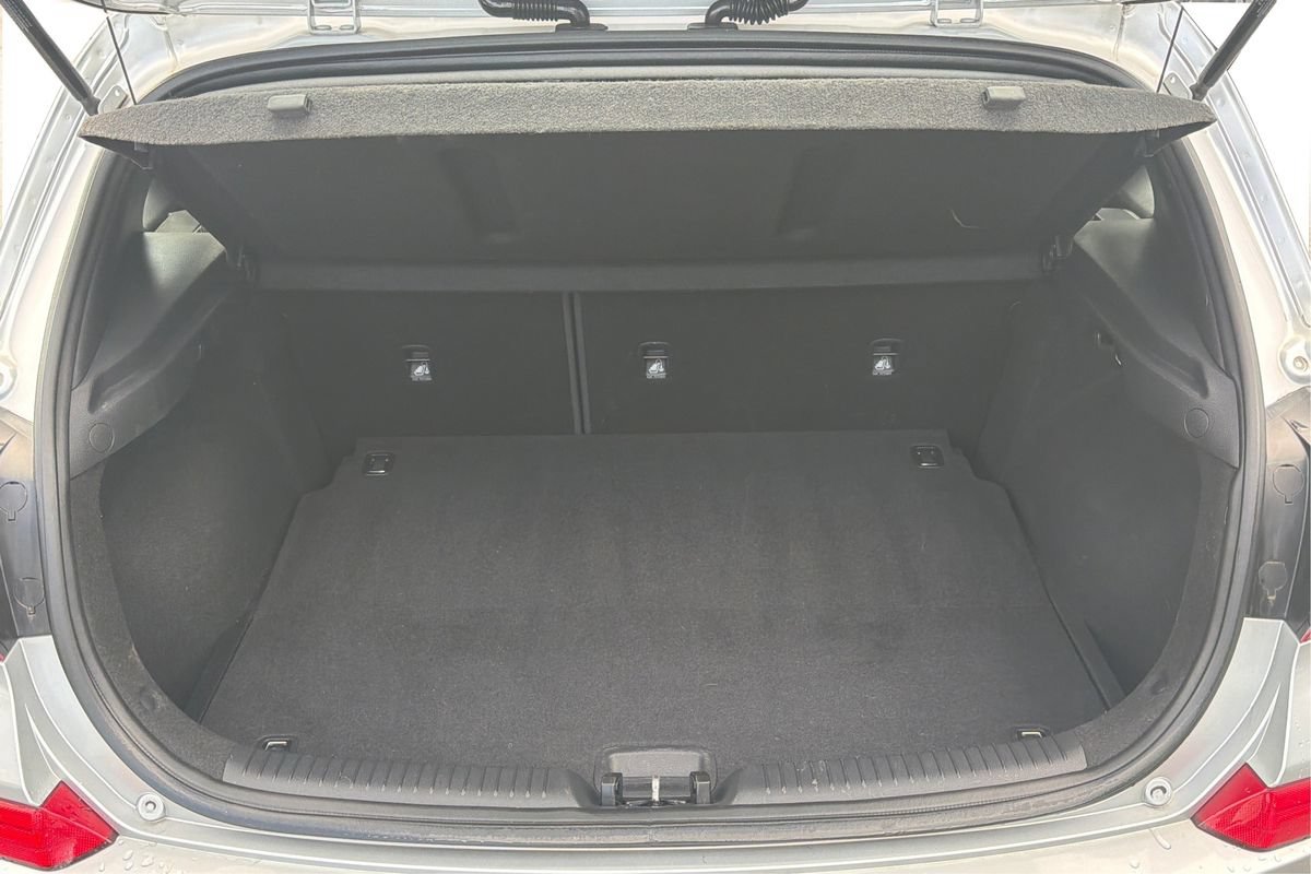 Used 2018 Hyundai Elantra GT FWD image 11