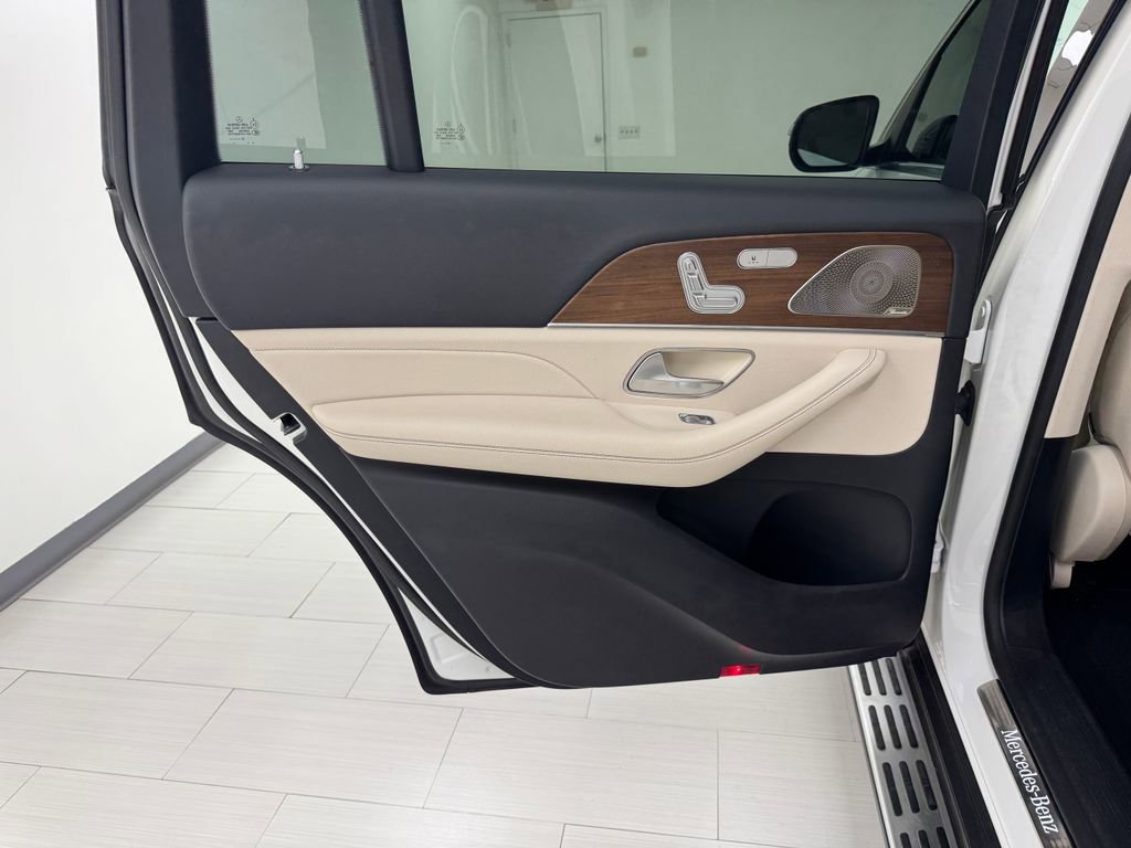 Used 2022 Mercedes-Benz GLS 450 4MATIC image 11