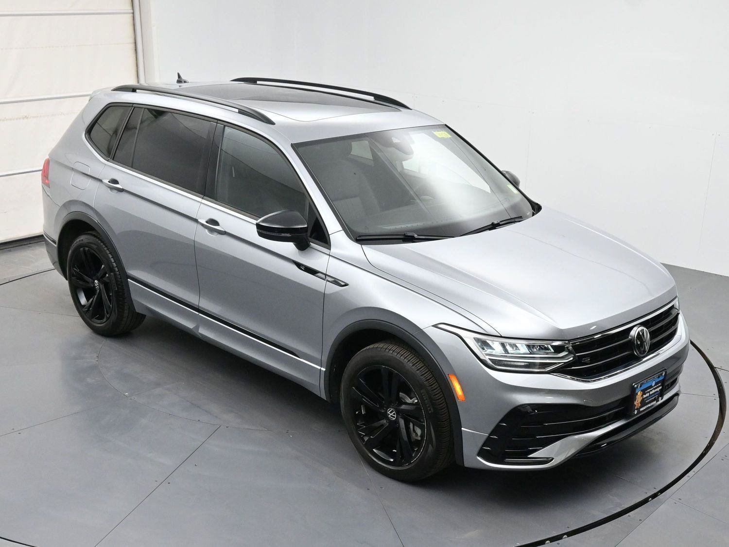 Used 2024 Volkswagen Tiguan SE R-Line AWD/4WD image 34